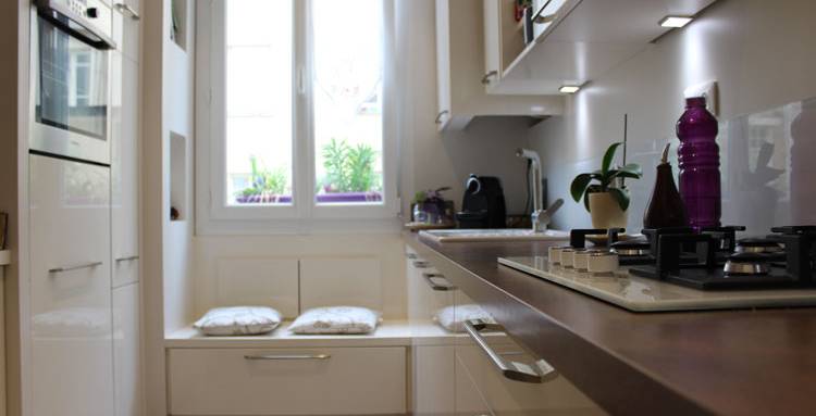 Cuisine couloir avec fenêtre