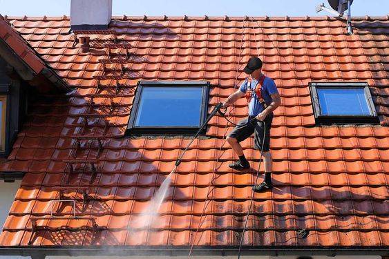 Travaux de nettoyage haute pression sur le toit en tuiles - Bouc-Bel-Air-13