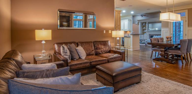 Salon avec mur de couleur Paris