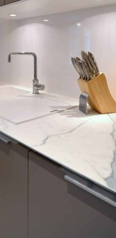 Plan de cuisine en céramique effet marbre