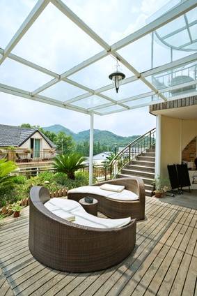 Ce qu’il faut savoir avant de construire une véranda sur une terrasse