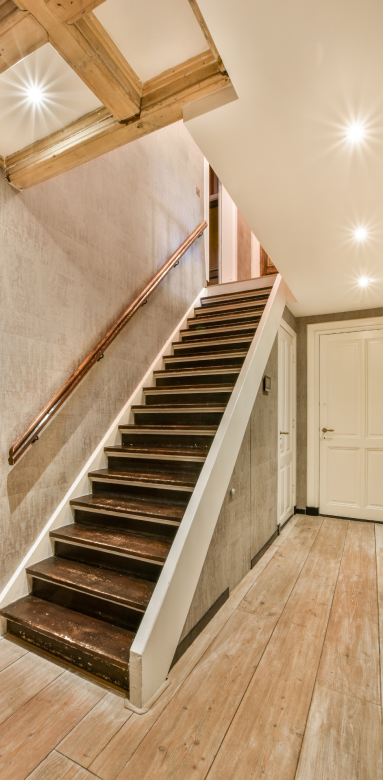 Un exemple d'escalier en bois dans une extension, alliant esthétique et praticité pour un intérieur chaleureux et écologique.