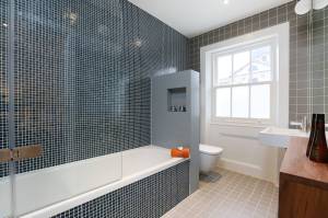 Séparation toilettes et salle de bain