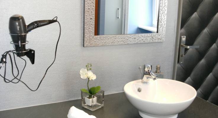Aménagement de salles de bain fonctionnelles pour les clients d'un hôtel à Lille