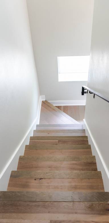 Exemple d'escalier intérieur bois avec rampe en acier