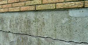 Fissures près des soubassements