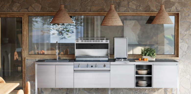 proche de la maison, sur la terrasse, cuisine extérieure 