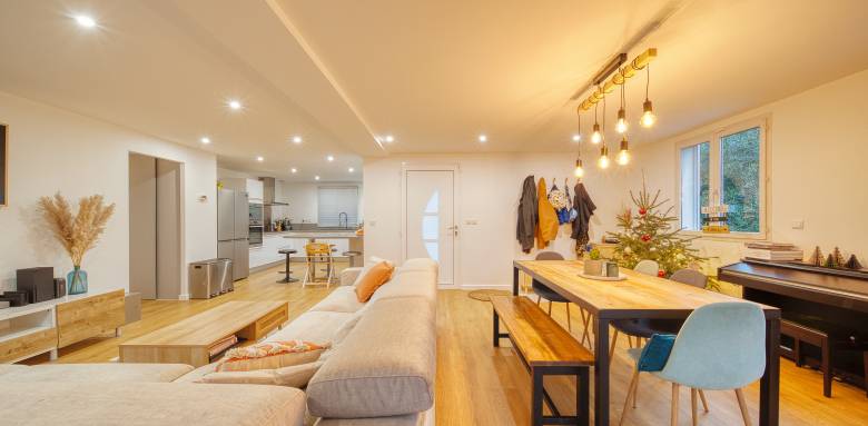 Une belle grande pièce à vivre après rénovation à Tencin