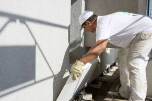 Artisan certifié RGE pose une isolation thermique extérieure sur une maison - Montauban 82