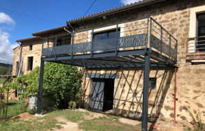 une terrasse métallique suspendue