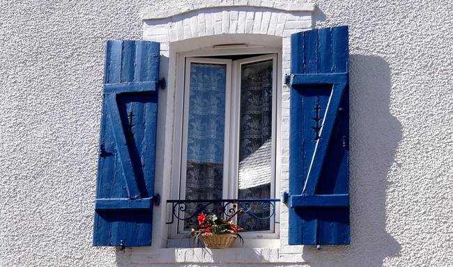 fenêtre PVC déco bois teinté bleu