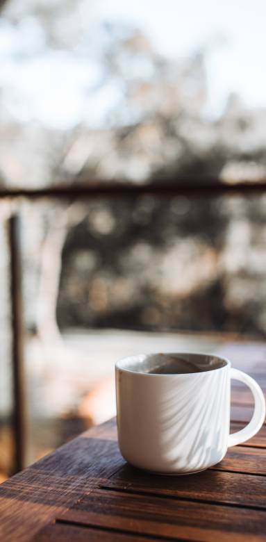 café et repos sur une terrasse en bois