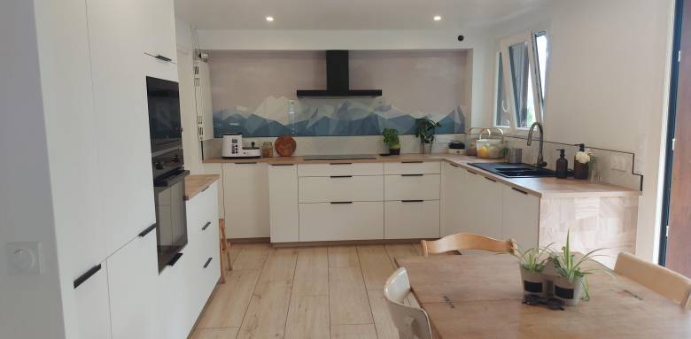 Dans cette cuisine, nos clients ont fait le choix d'une table avec des rallonges