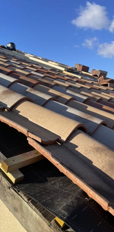 Rénovation de toiture avec pose de tuiles en terre cuite - Valence 26