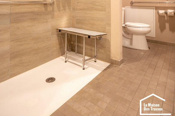 Salle de bain adaptée à une mobilité réduite et au handicap