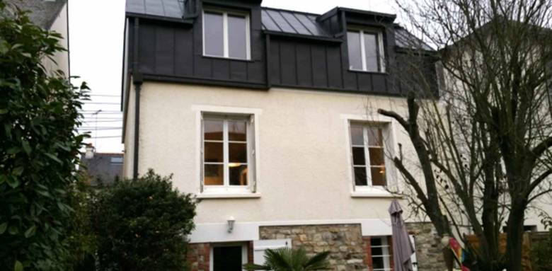 Surélévation métallique avec fenêtres verticales - Nantes 44