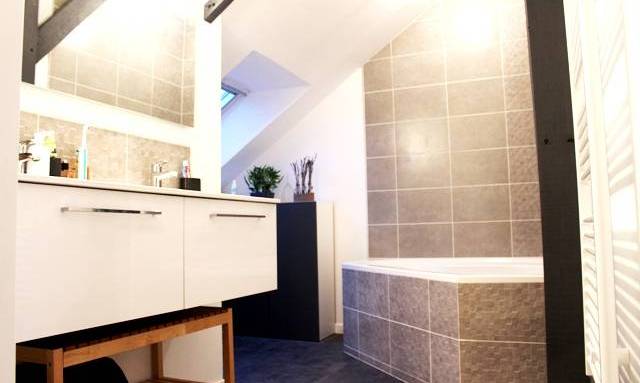 Comment aménager une salle de bain sous les combles ?