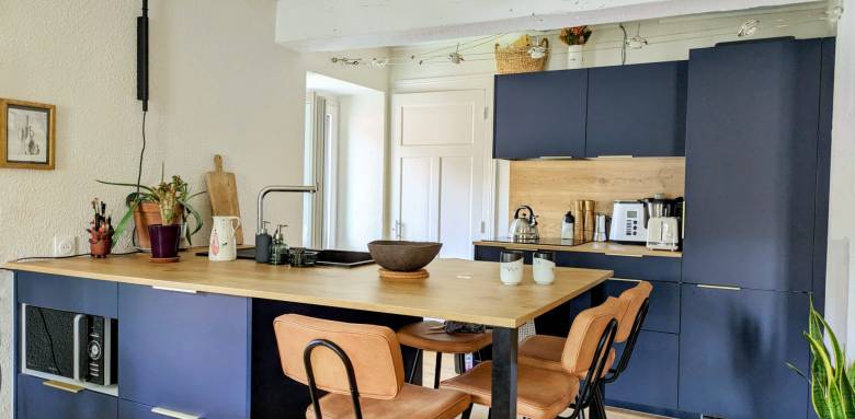 Dans cette petite cuisine, l'îlot central est bien pratique et polyvalent