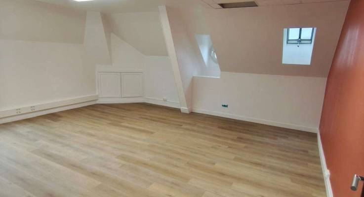 Rénovation de locaux associatifs à Troyes avec sol effet bois clair