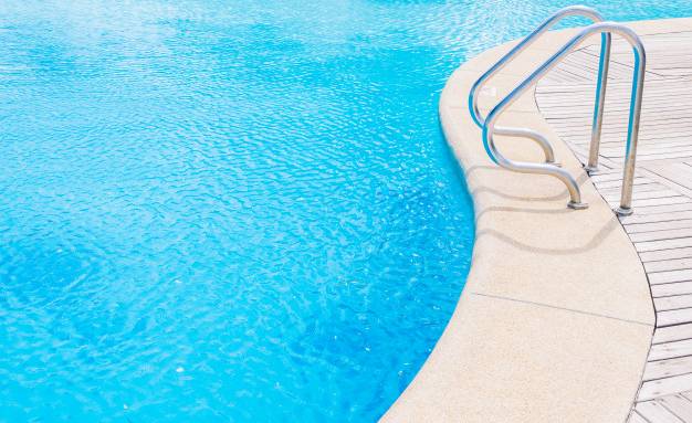 Une plage de piscine permet de profiter pleinement des journées d'été !