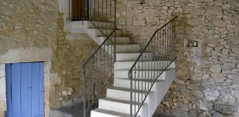 escalier extérieur en béton 1/4 tournant avec rampe métaliqque 