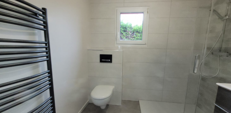 Agrandir visuellement une salle de bain