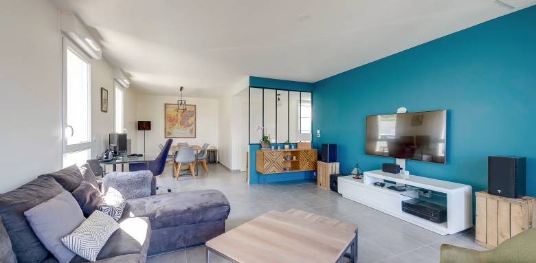 Rénovation de maison avec mur coloré, verrière intérieure et mobilier confortable - Lille 59