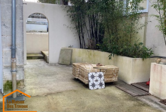 AVANT Accès au jardin et espace diner extérieur