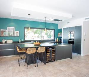 cuisine ouverte tons bleu et gris