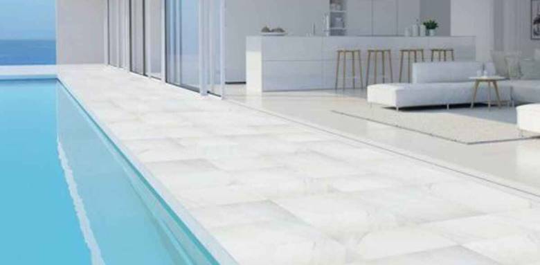 Plage de piscine aux teintes beige