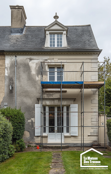 Façade de maison rénovée à Sarrau