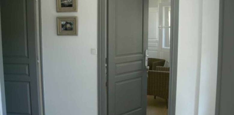 Une porte grise et son encadrement assorti : sobre et chic ! 
