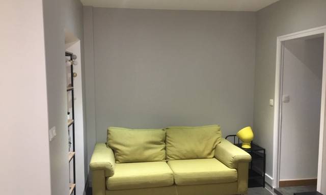 Faux plafond avec éclairage spots dans coin salon à Nantes 44