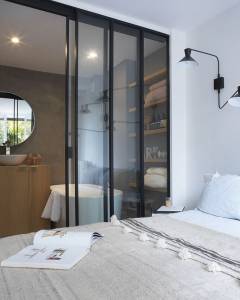 verrière coulissante entre chambre et salle de bain - Hyères 83