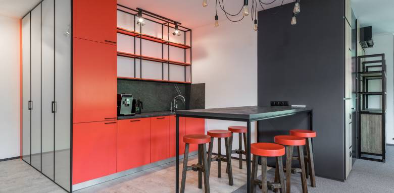 Une cuisine en rouge et noir