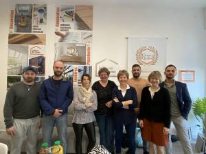 Photo de groupe avec artisan  investisseurs et agents immobiliers