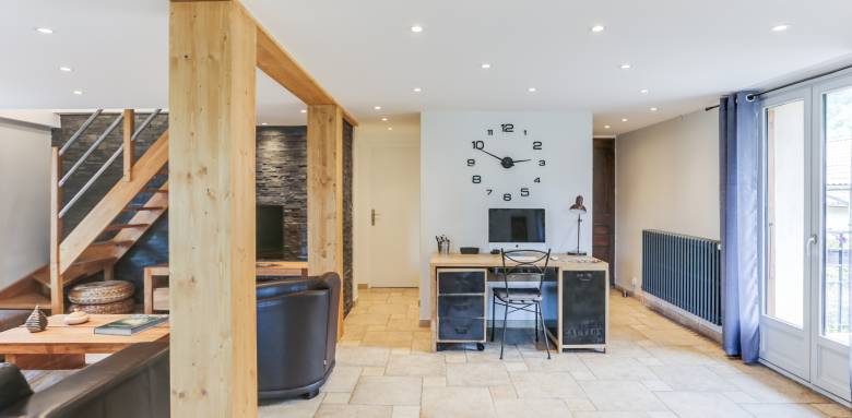 Le plafond de cette maison était très abimé. Le faux plafond a permis de cacher tous les défauts