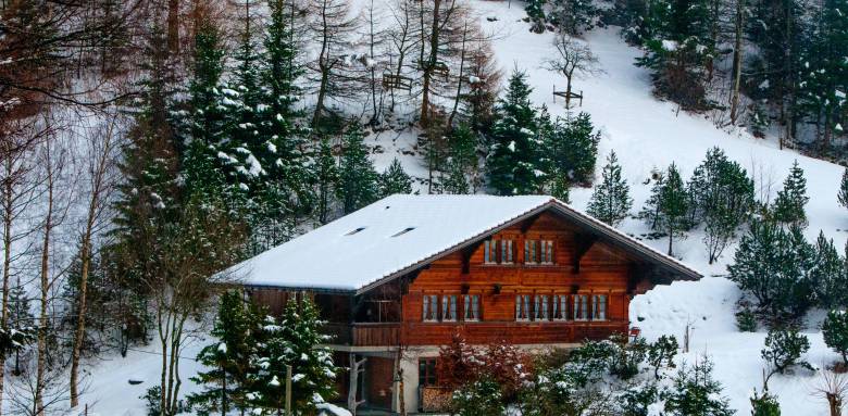 Chalet sous la neige