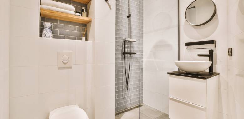Magnifique petite salle de bain rénovée avec ingéniosité