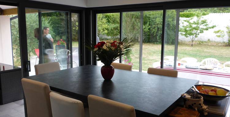 Aménagement d'une cuisine en maison avec ouverture sur jardin