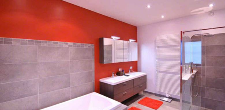 Plafond tendu dans une salle de bain