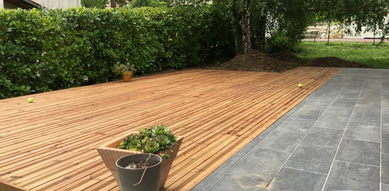 Terrasse en composite entre deux lotissements