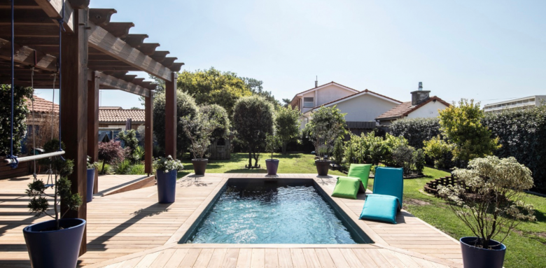 Comment bien aménager sa terrasse autour d'une piscine ?