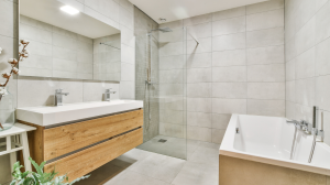 Une salle de bain minimaliste