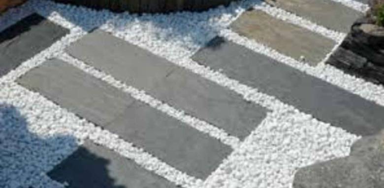 dalles en ardoise sur gravier blanc pour permettre un passage facilité aux poussettes