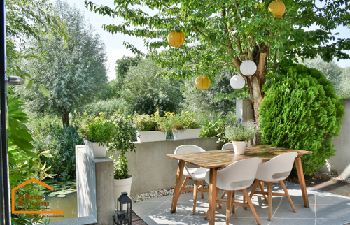Terrasse avec meuble blanc et guirlande