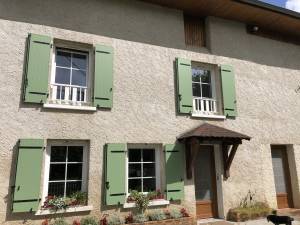maison avec volets verts en aluminium