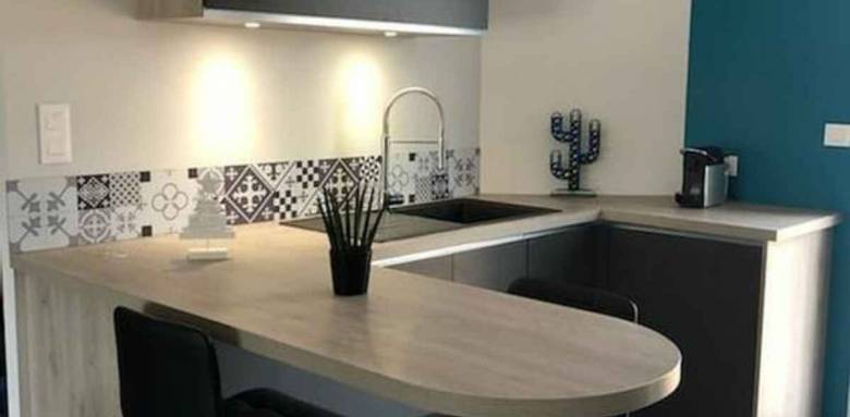 Espace cuisine avec coin repas intégré