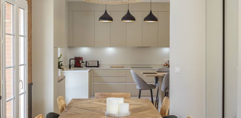 Réalisation d’une cuisine élégante et moderne aux couleurs neutres à Toulouse,