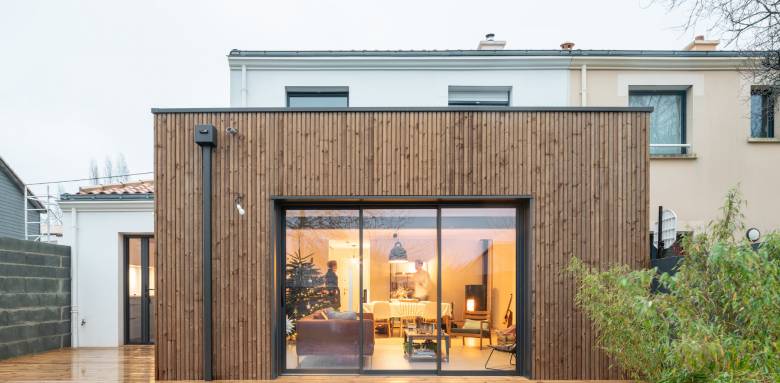 Extension en bois : pourquoi elle s’adapte si bien aux maisons existantes